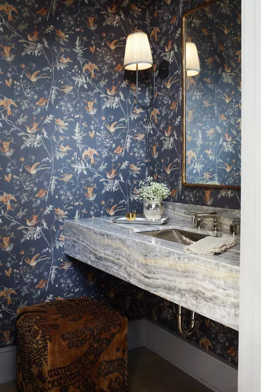 27 impresionantes baños de mármol que irradian brillo y estilo