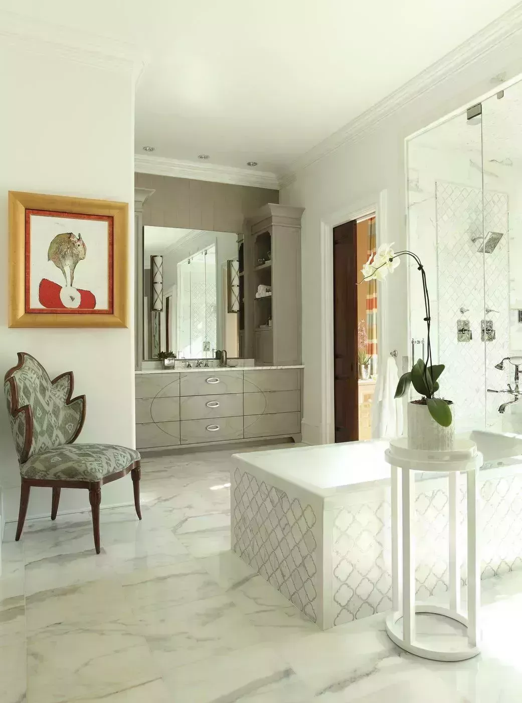 27 impresionantes baños de mármol que irradian brillo y estilo