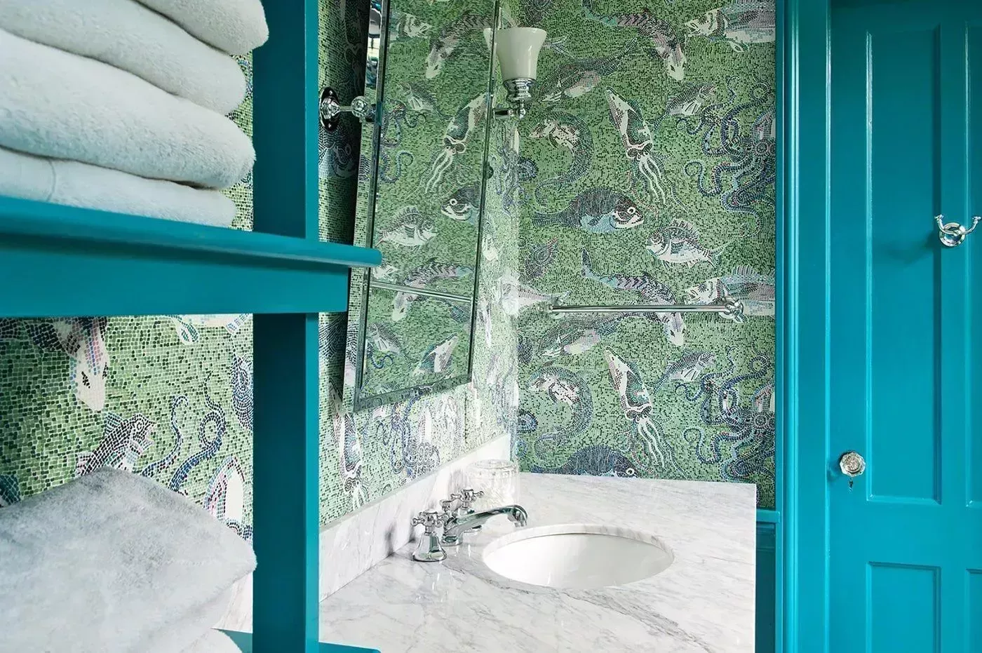 27 impresionantes baños de mármol que irradian brillo y estilo