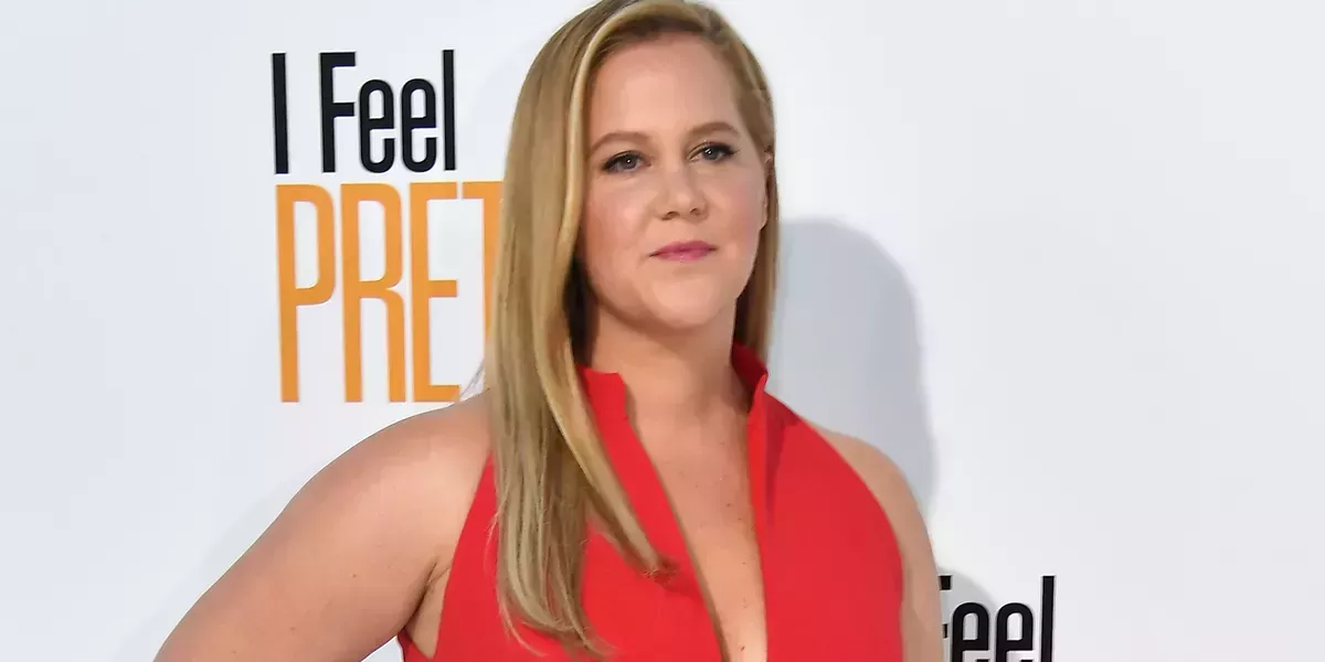 Amy Schumer agradece a los médicos que la operaron de liposucción y endometriosis por haberla ayudado a 
