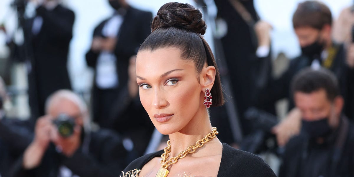 Bella Hadid abraza su sobriedad y revela que fue "mucho más difícil coger el vaso" después de que un escáner mostrara los efectos del alcohol en el cerebro