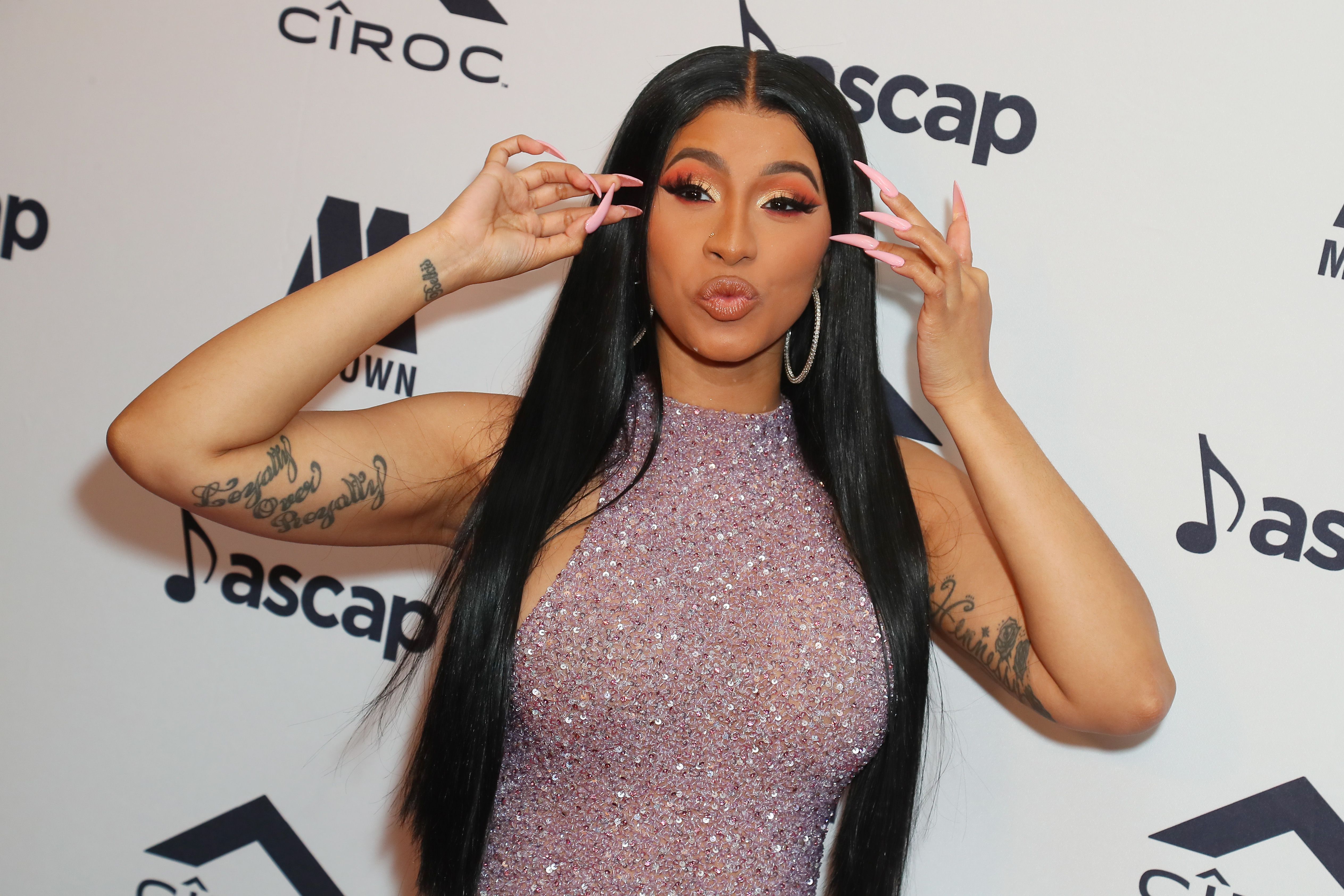 Cardi B se sincera sobre su vello corporal y muestra su bigote en un nuevo e hilarante vídeo de Instagram NSFW