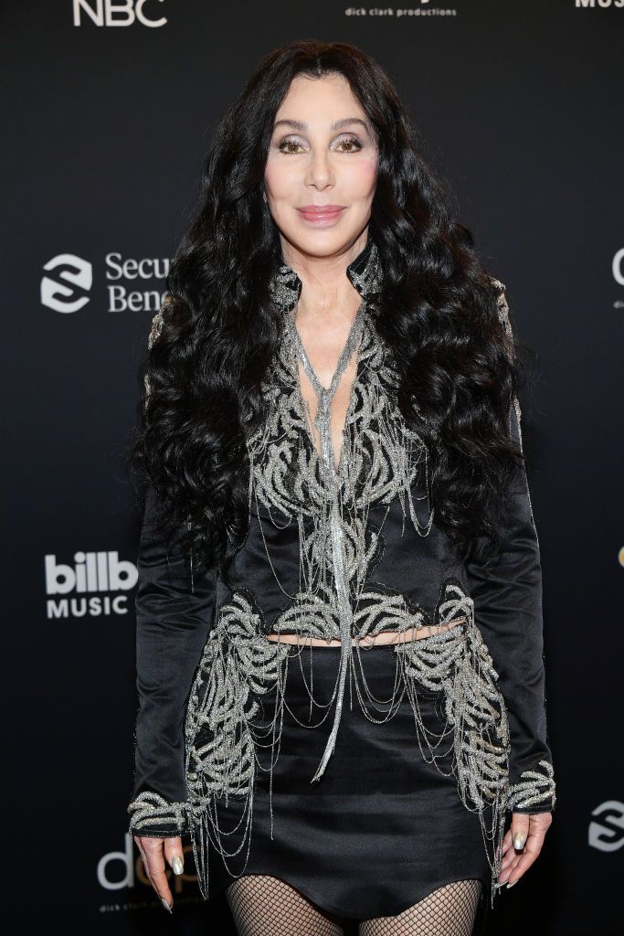 Cher, de 75 años, explica por qué nunca se volverá gris, pero dice que 'está bien para otras chicas'
