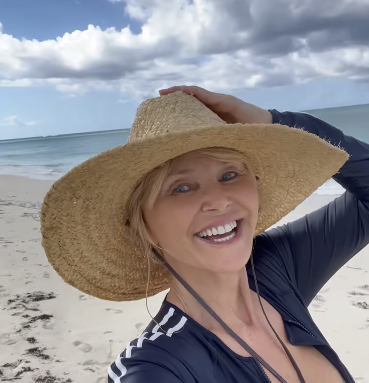 Christie Brinkley, de 67 años, deja caer un importante consejo de cuidado de la piel mientras va sin maquillaje en una nueva foto de Instagram de vacaciones