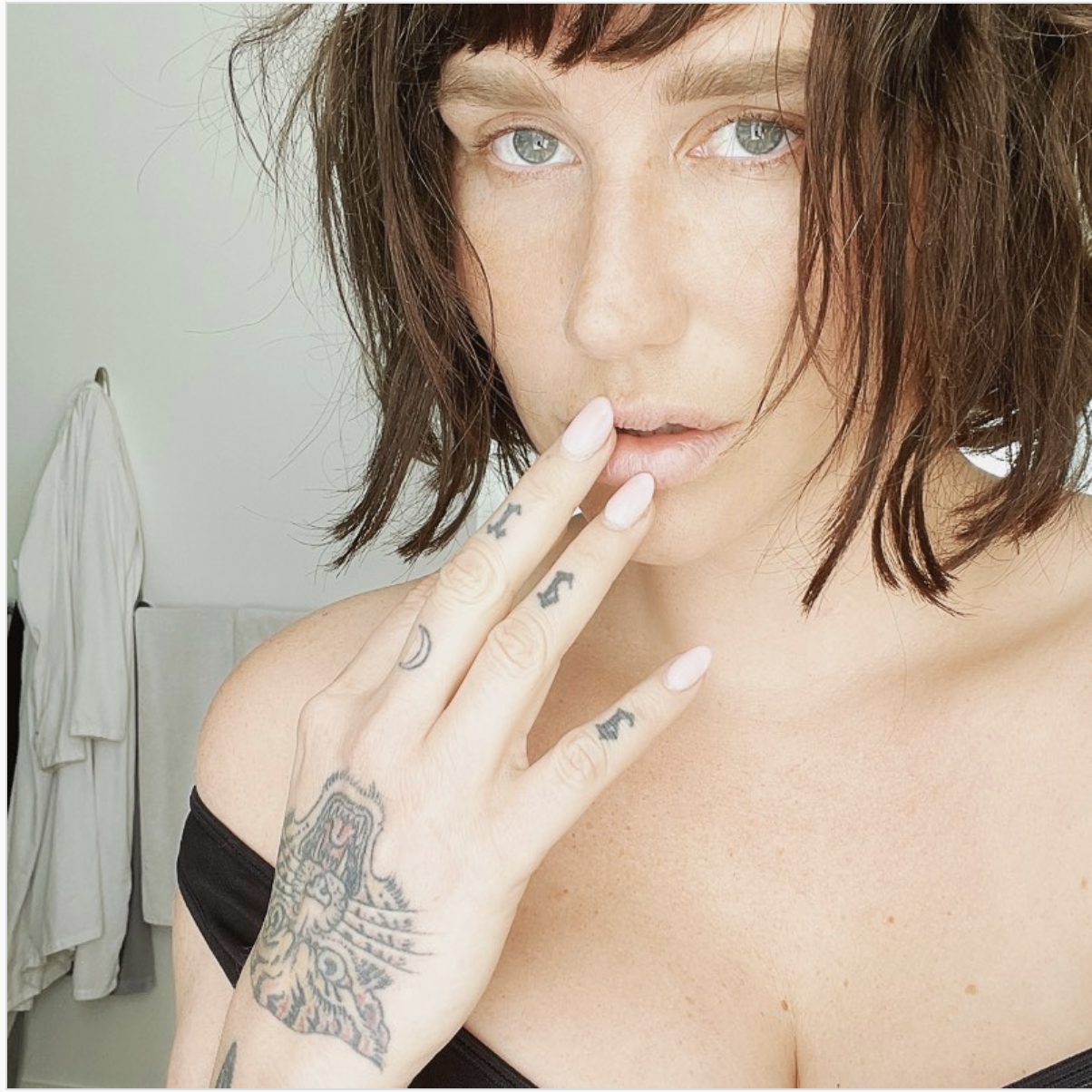 Kesha está irreconocible y resplandeciente en un nuevo selfie sin maquillaje en Instagram, y encontré su rutina de cuidado de la piel