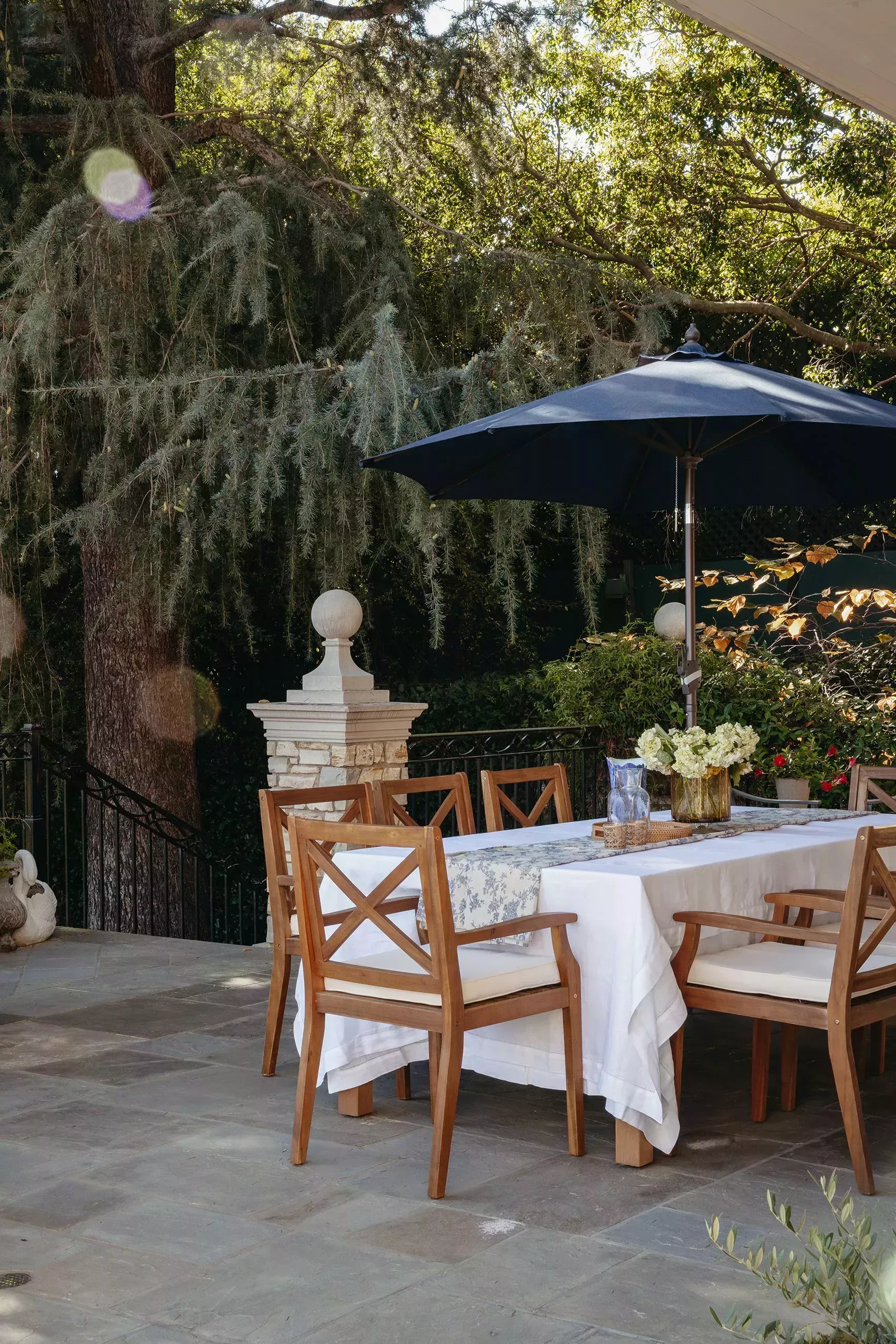 La estrella de 'Real Housewives of Beverly Hills', Kathy Hilton, nos da un tour por su magnífico patio trasero