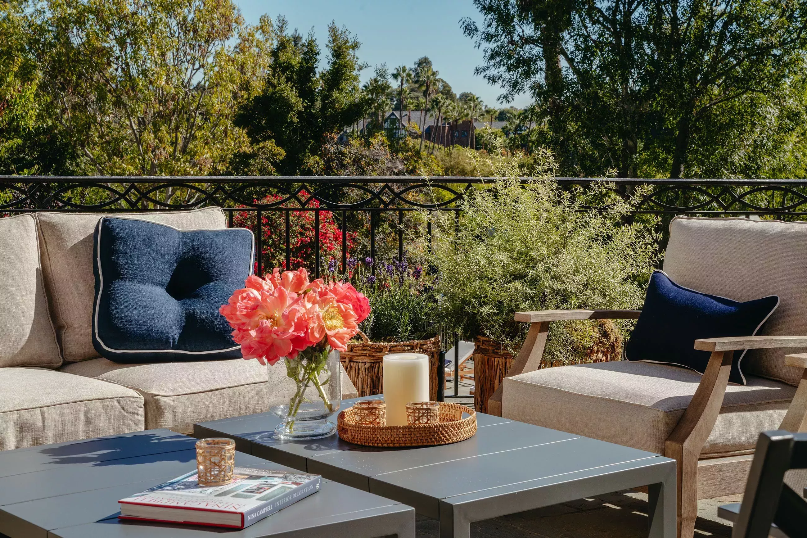 La estrella de 'Real Housewives of Beverly Hills', Kathy Hilton, nos da un tour por su magnífico patio trasero