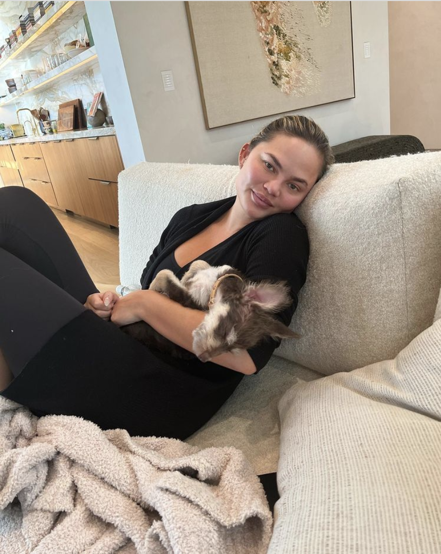 La piel de Chrissy Teigen está radiante en esta nueva foto de Instagram sin maquillaje