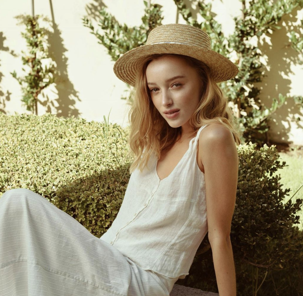 Phoebe Dynevor acaba de compartir toda su rutina de maquillaje y cuidado de la piel en un nuevo vídeo.