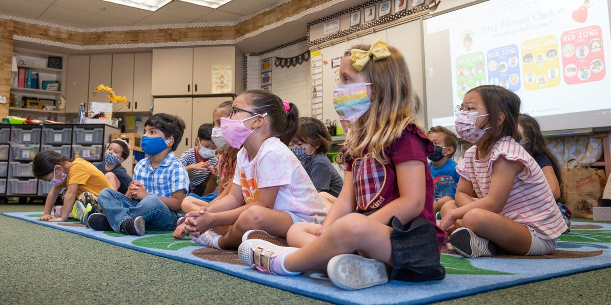 Un gran experto en salud dice que las escuelas son seguras y que el aprendizaje a distancia ha sido un "desastre para los niños de Estados Unidos