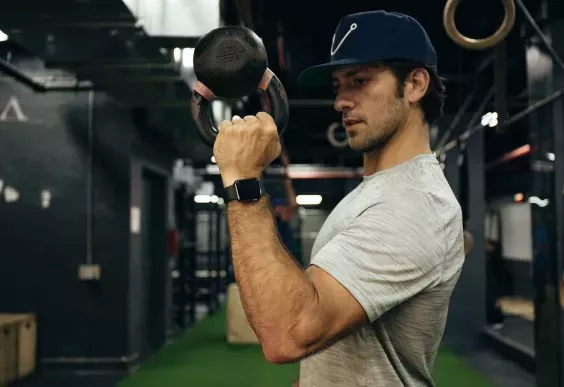 13 ejercicios con kettlebells que fortalecen y estabilizan los hombros