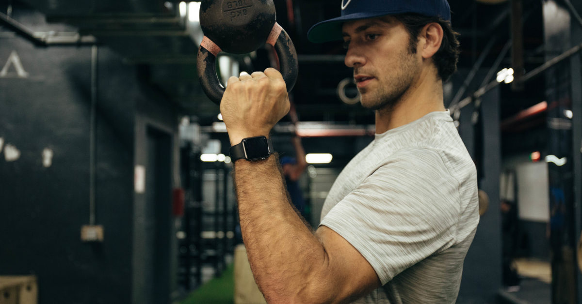 13 ejercicios con kettlebells que fortalecen y estabilizan los hombros