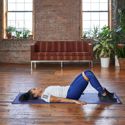 33 ejercicios con bandas de resistencia que puedes hacer literalmente en cualquier lugar