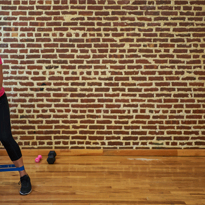 33 ejercicios con bandas de resistencia que puedes hacer literalmente en cualquier lugar