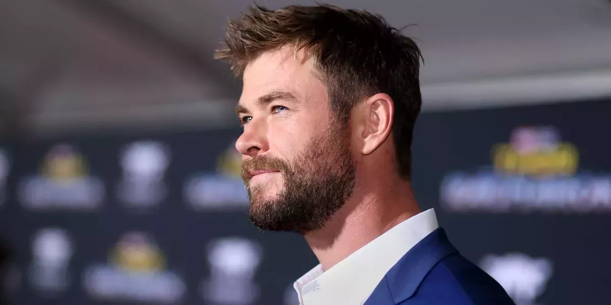 Chris Hemsworth compartió el ejercicio con balón medicinal de cuerpo entero que realiza para ganar fuerza y potencia explosiva