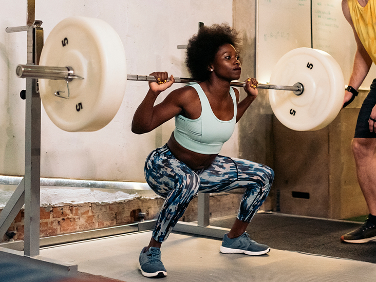 Cómo hacer una sentadilla Kang: Beneficios, seguridad, modificaciones