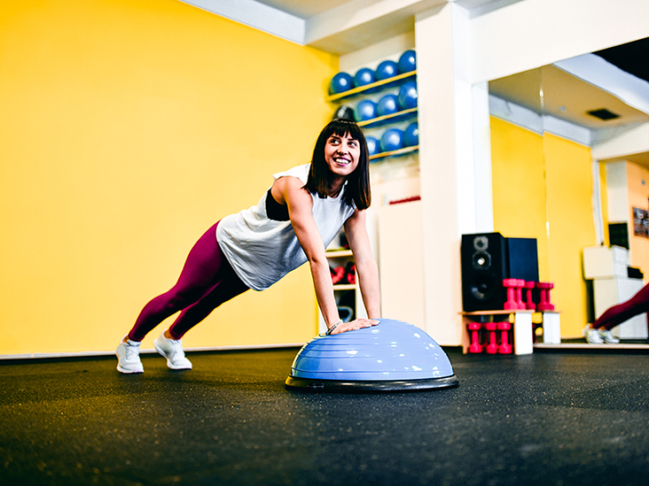 Cómo las flexiones inclinadas pueden elevar su próximo día de pecho