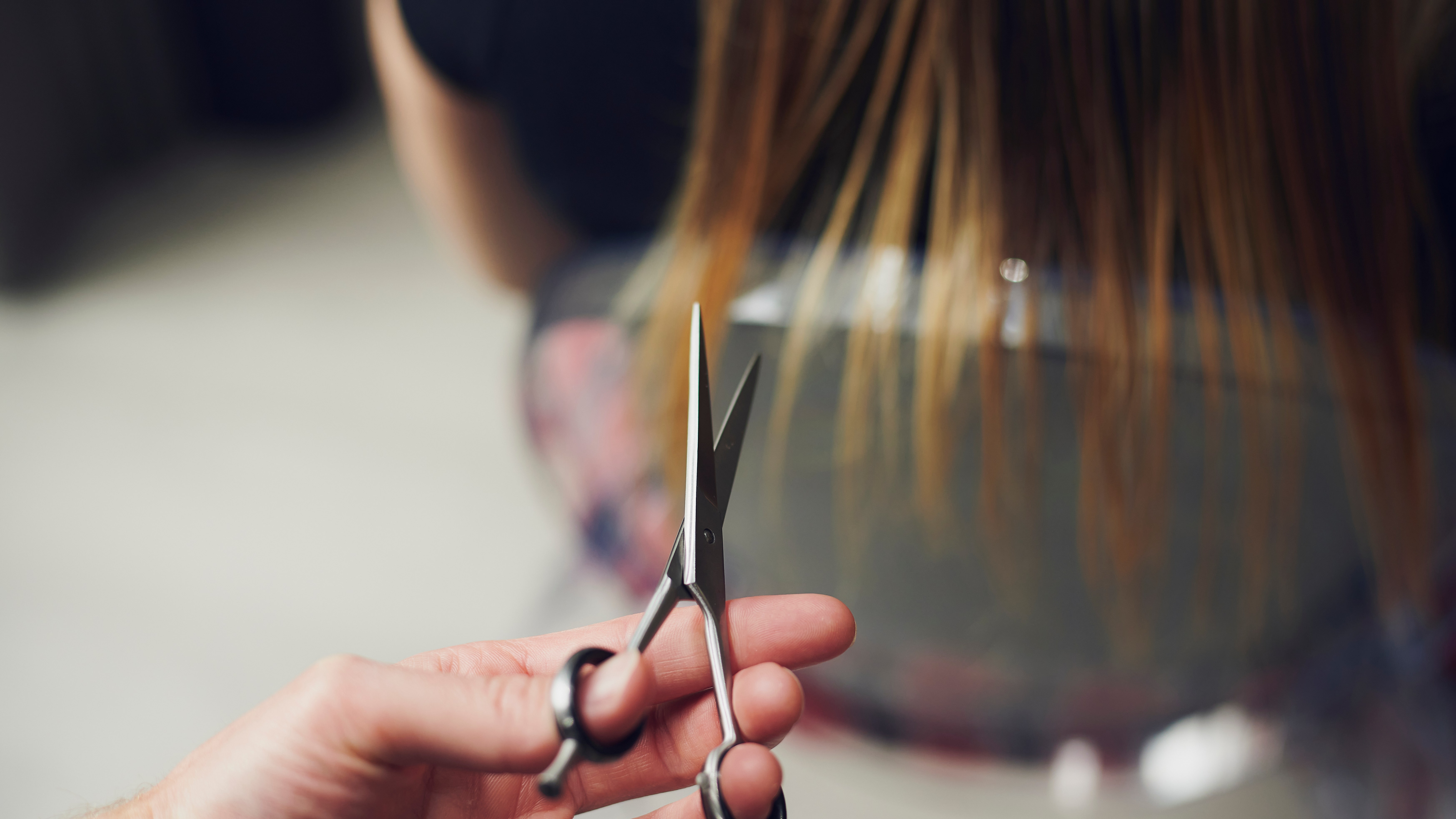 Conoce a los peluqueros que exponen a los malos clientes en TikTok