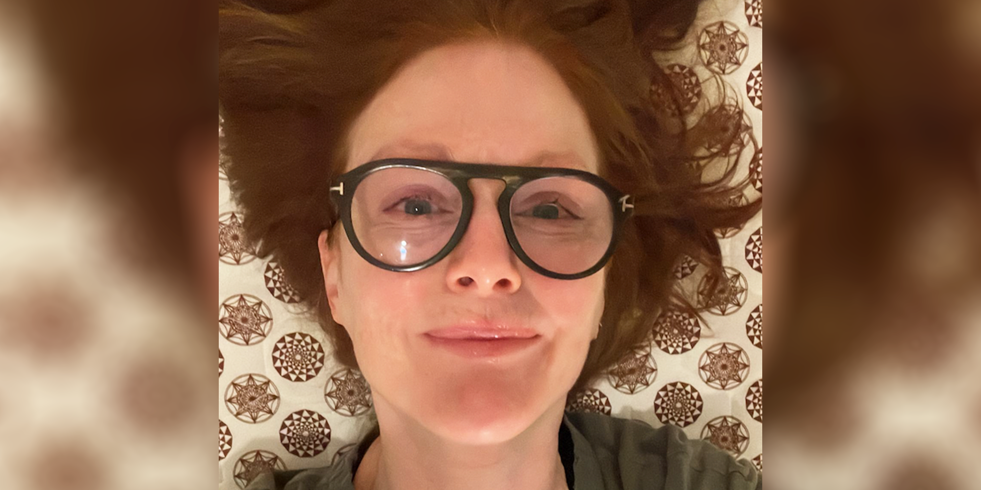 Julianne Moore, de 61 años, muestra su piel impecable y súper brillante en un nuevo selfie sin maquillaje en Instagram