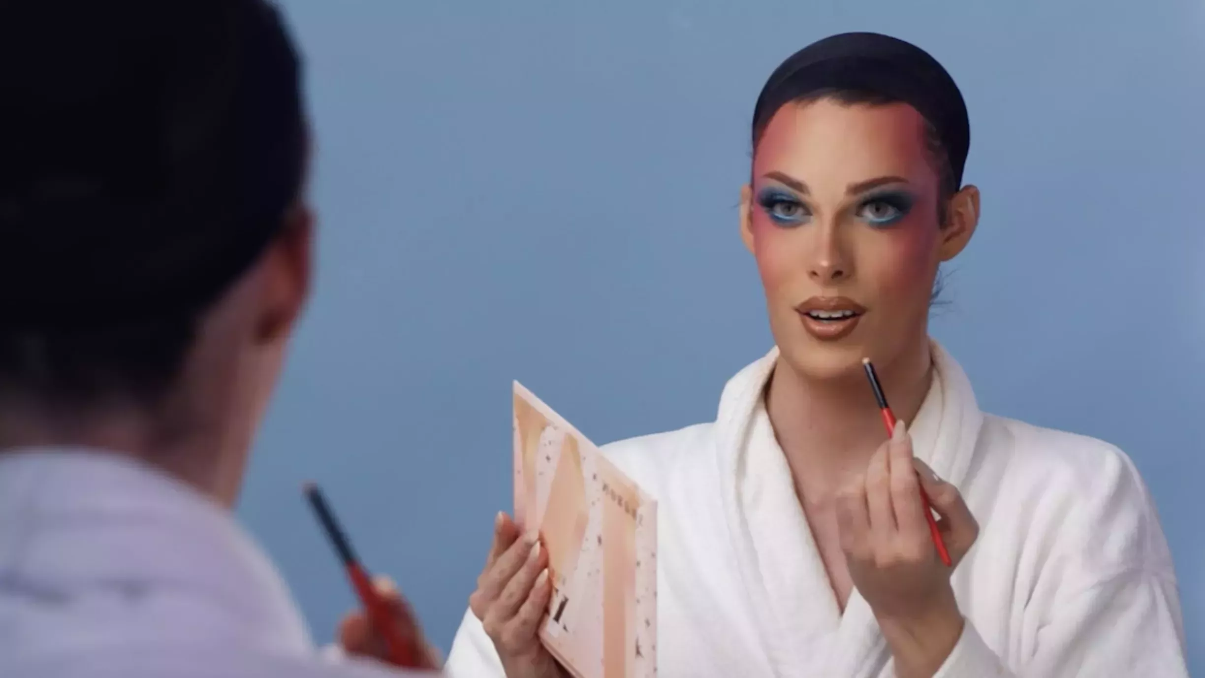 Mira cómo Gigi Goode hace su rutina de maquillaje "Garage Door Drag"