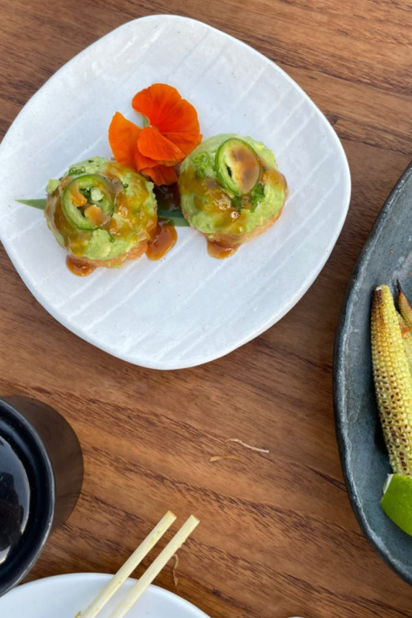 Mira cómo Kourt aprende a hacer arroz crujiente con aguacate