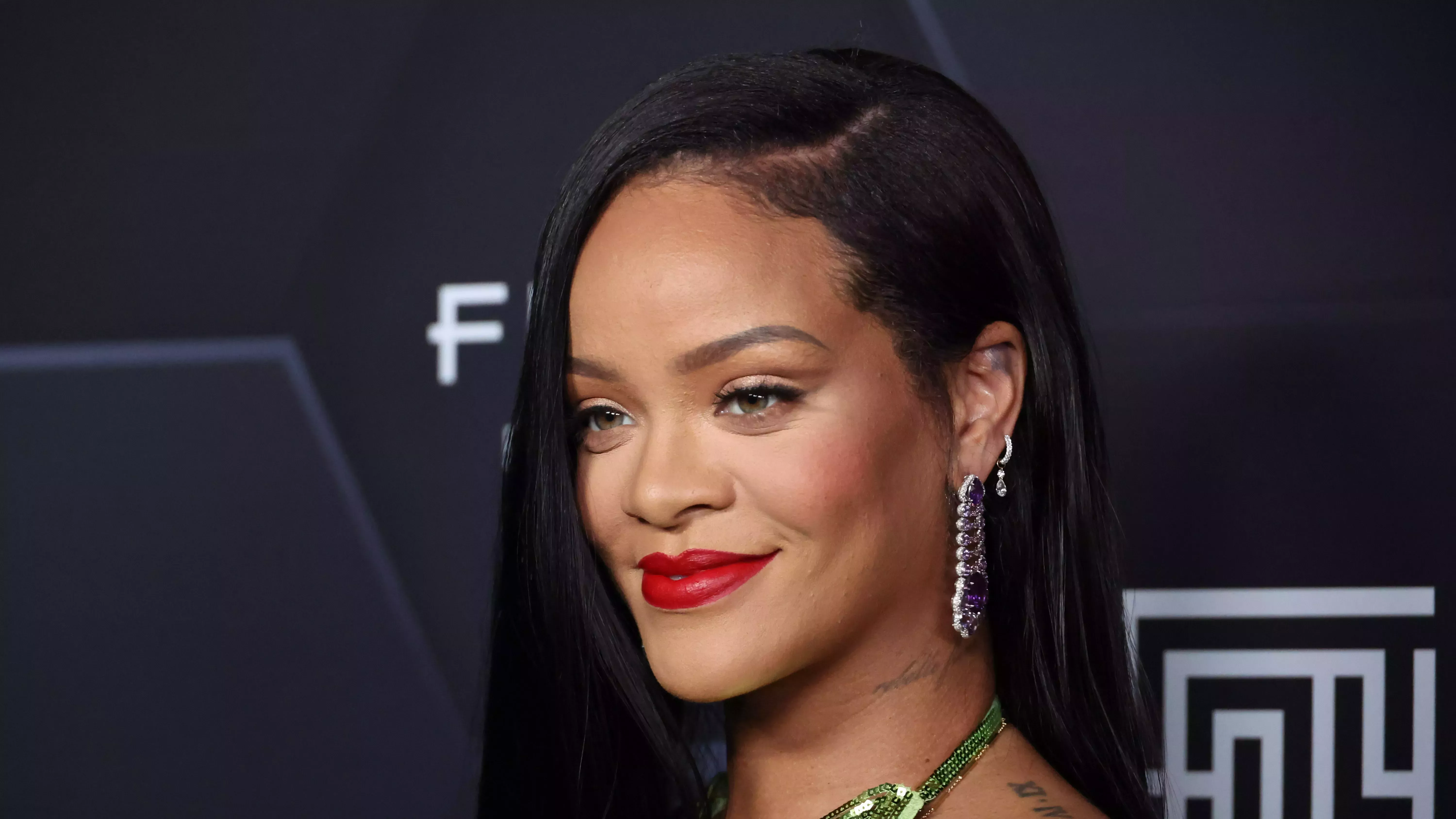 Rihanna está trabajando esta manicura corta