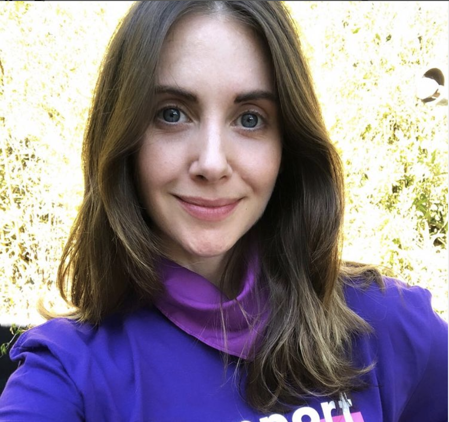 Rituales de cuidado de la piel de Alison Brie para una piel brillante