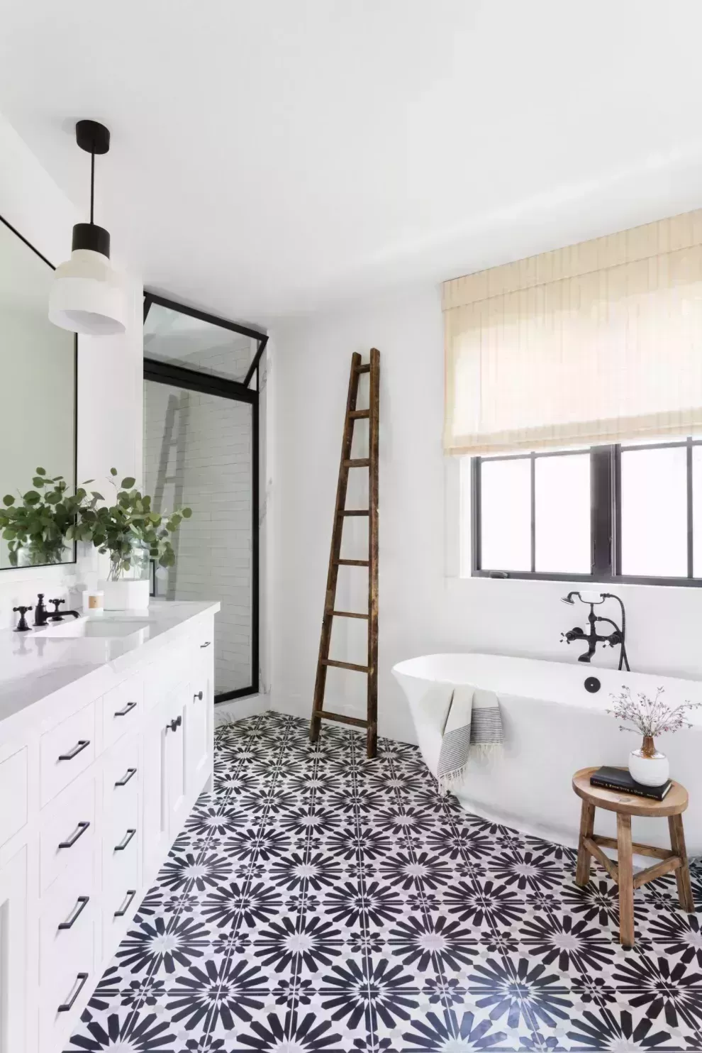 guest bathroom ideas a black and white contrast