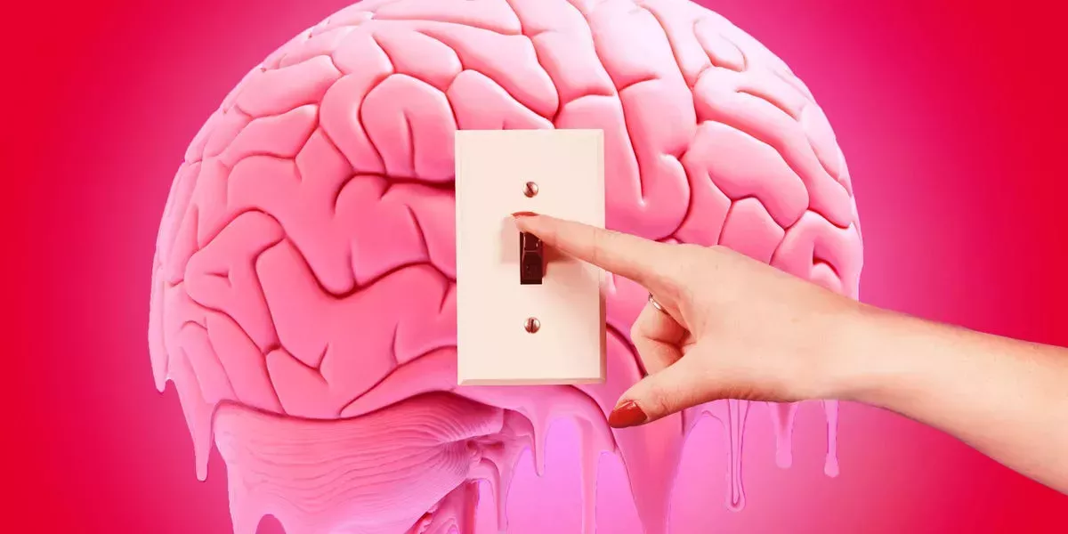 Tengo pensamientos acelerados e intrusivos durante las relaciones sexuales, y eso dificulta el orgasmo. ¿Cómo puedo apagar mi cerebro?