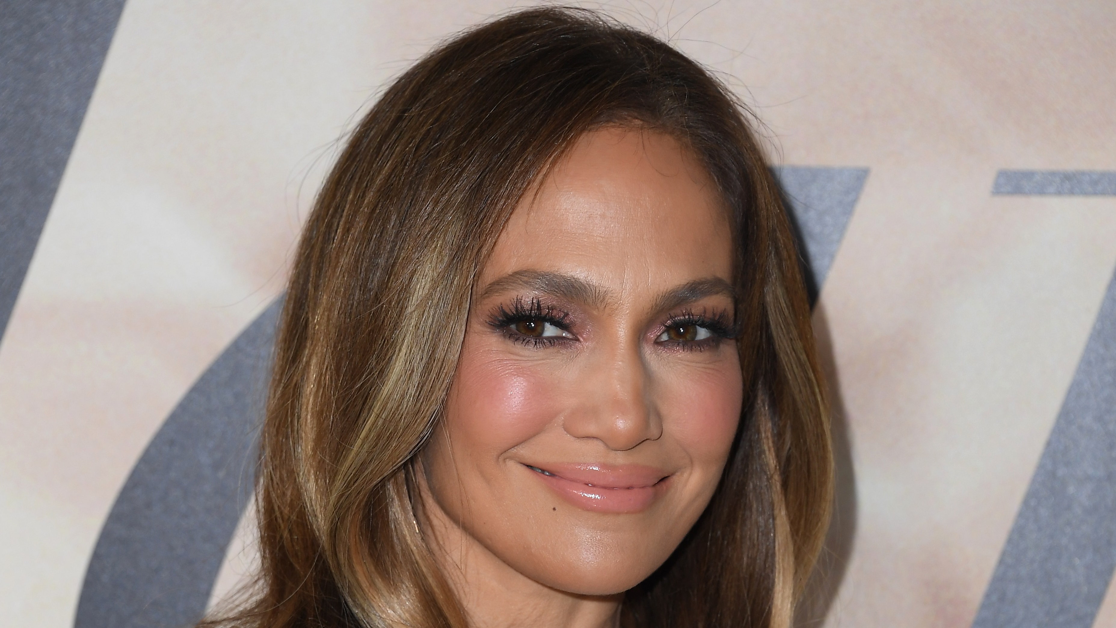 Todos los looks de belleza de J.Lo en el Marry Me Press Tour