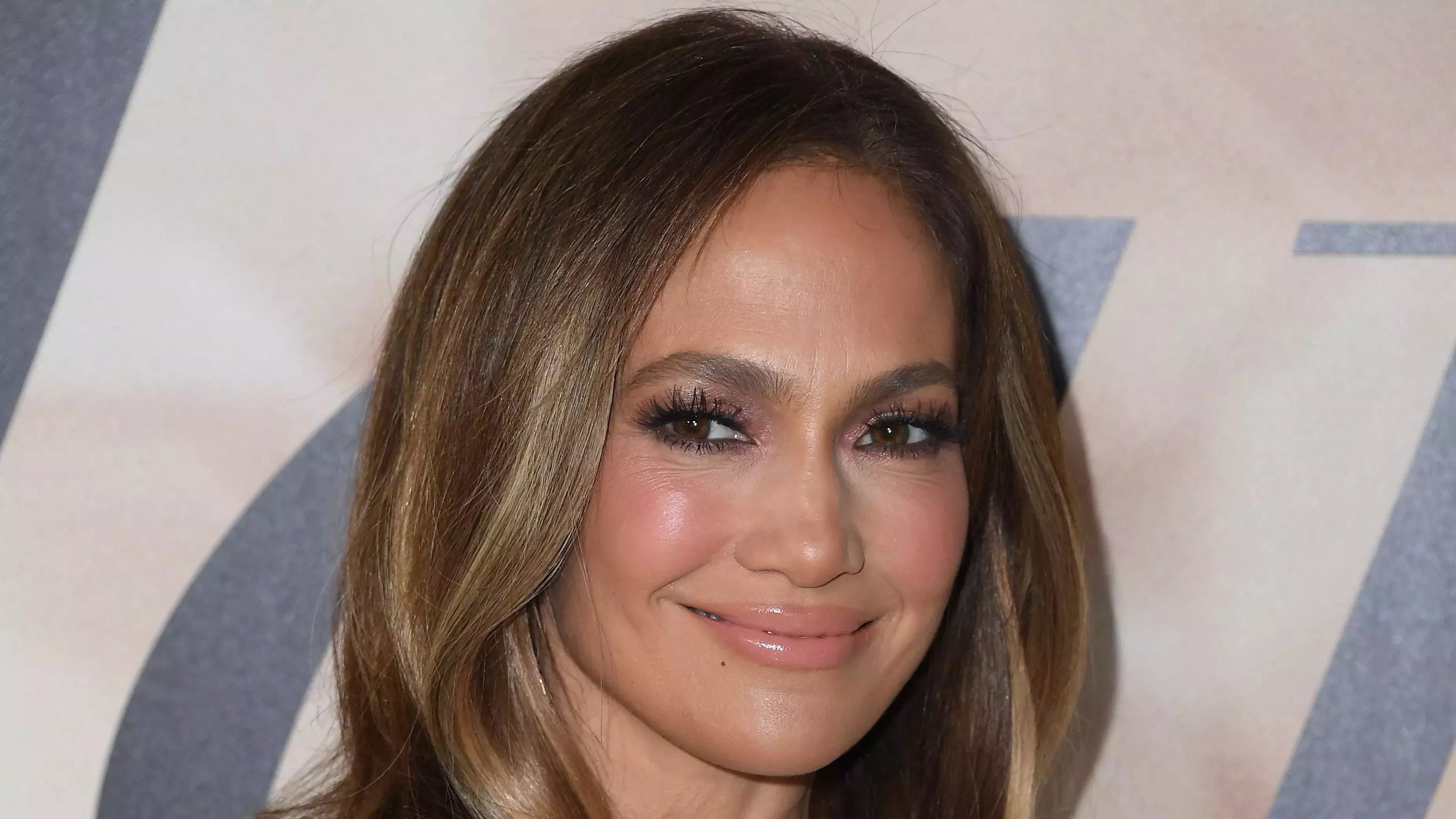 Todos los looks de belleza de J.Lo en el Marry Me Press Tour
