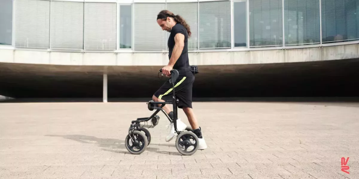 Un hombre paralítico cuya columna vertebral fue seccionada en un accidente de moto vuelve a caminar gracias a los electrodos implantados en su columna vertebral