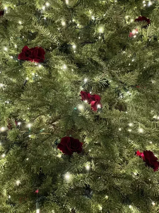 Kourtney Kardashian Christmas tree roses