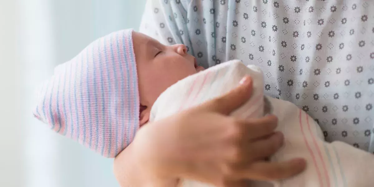 Una pareja que temía no poder tener hijos dio la bienvenida a su niña a las 2:22 AM del 22-2-2022