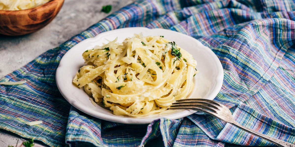 5 complementos fáciles que hacen que la salsa Alfredo de bote sepa mejor