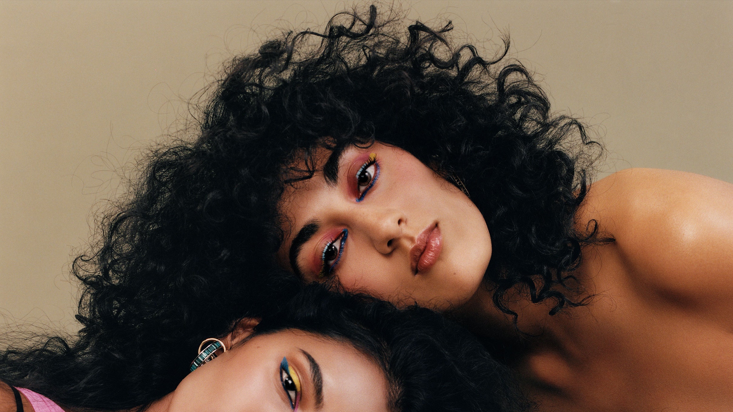 Cómo 3 mujeres sudasiáticas aprendieron a amar sus rizos naturales