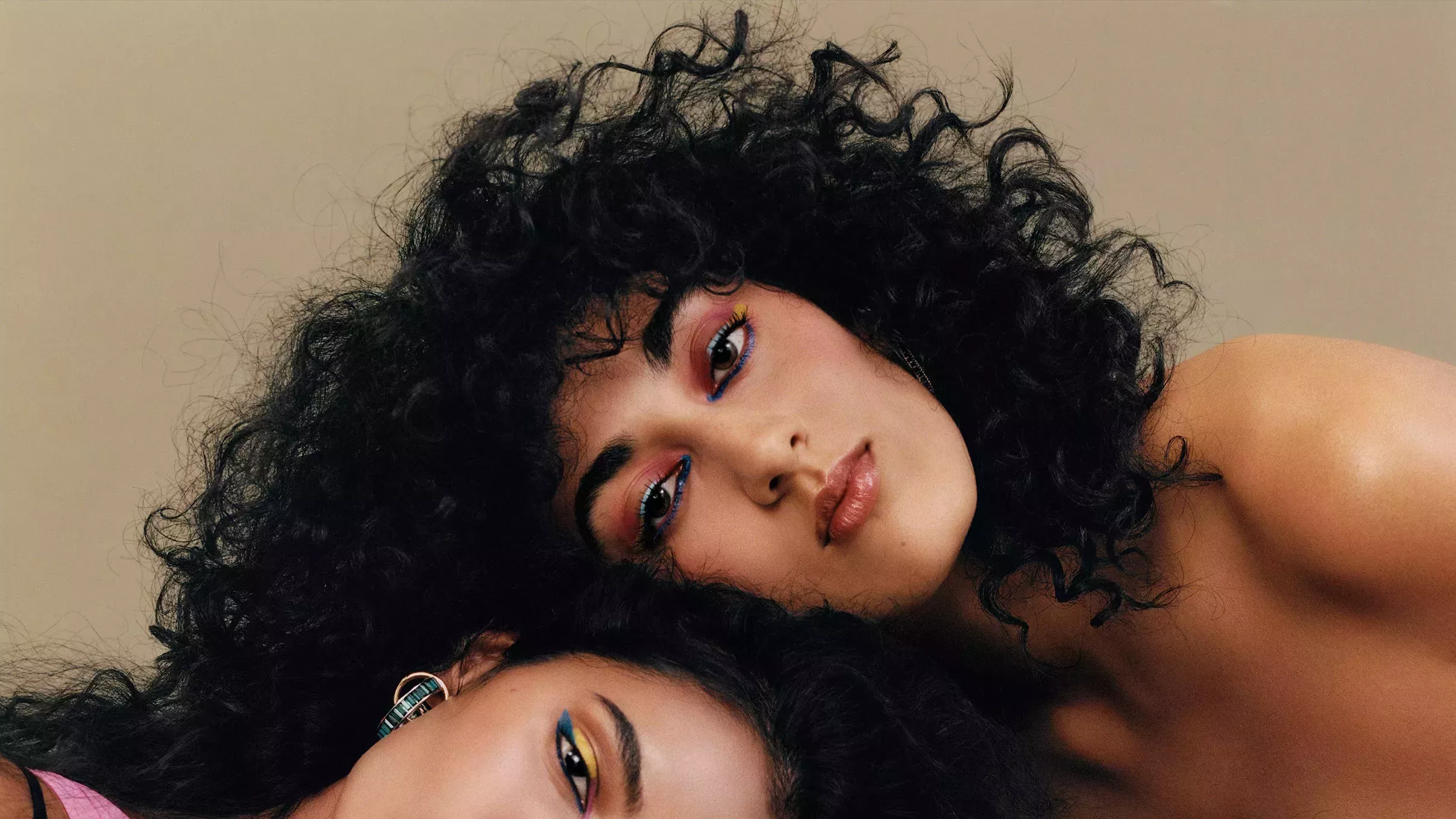 Cómo 3 mujeres sudasiáticas aprendieron a amar sus rizos naturales