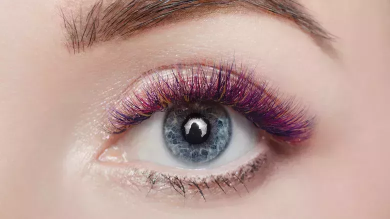 Cómo añadir la máscara de pestañas púrpura a tu rutina de maquillaje