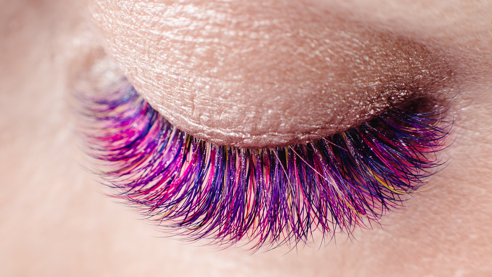 Cómo añadir la máscara de pestañas púrpura a tu rutina de maquillaje