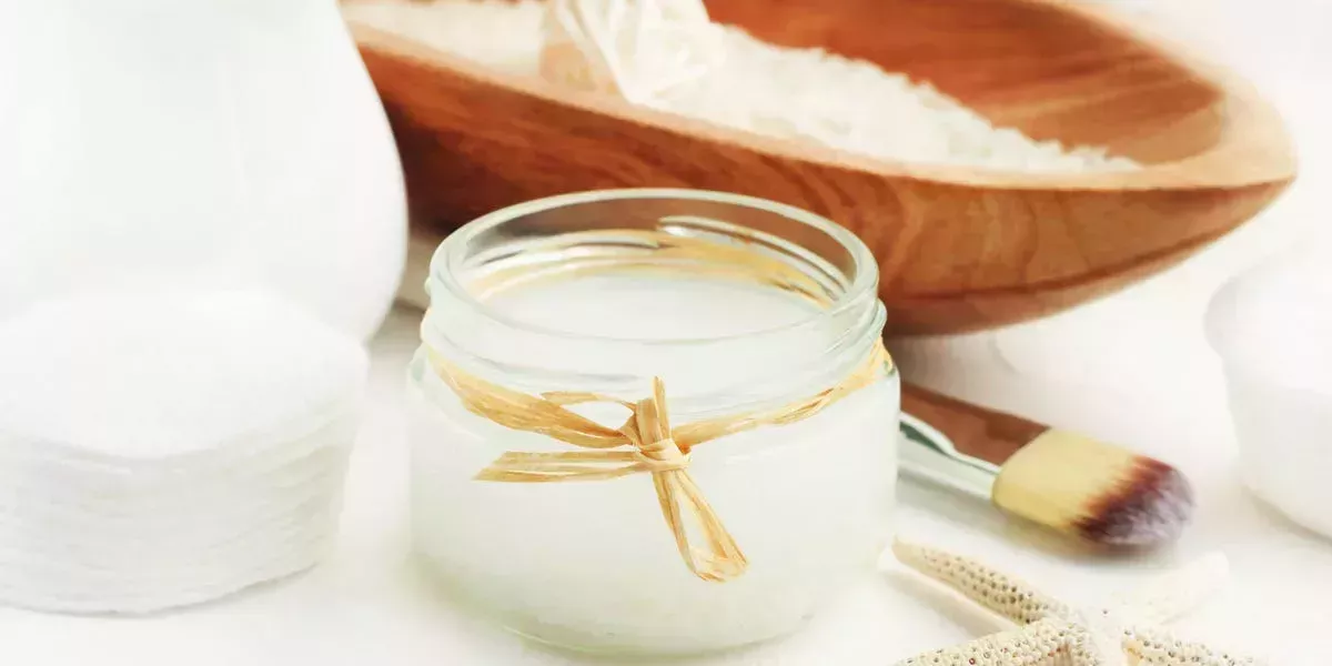 El agua de arroz puede ayudar a que el cabello crezca más largo y fuerte: así se prepara en casa