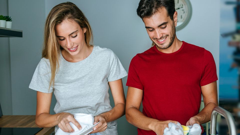 Esta mujer dividió su casa en dos para enseñar a su novio a limpiar