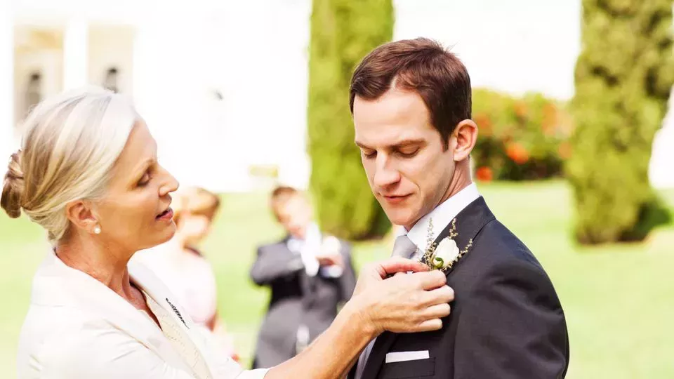 Este hombre prohibió la entrada de su madre a su boda porque engañó a su padre