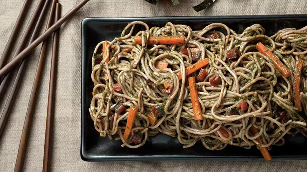 Fideos de soba con pesto de mostaza suiza