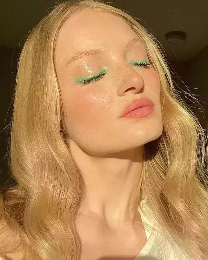 Formas fáciles de incorporar el color a tu rutina de maquillaje de primavera