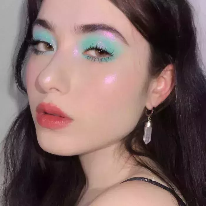 Formas fáciles de incorporar el color a tu rutina de maquillaje de primavera