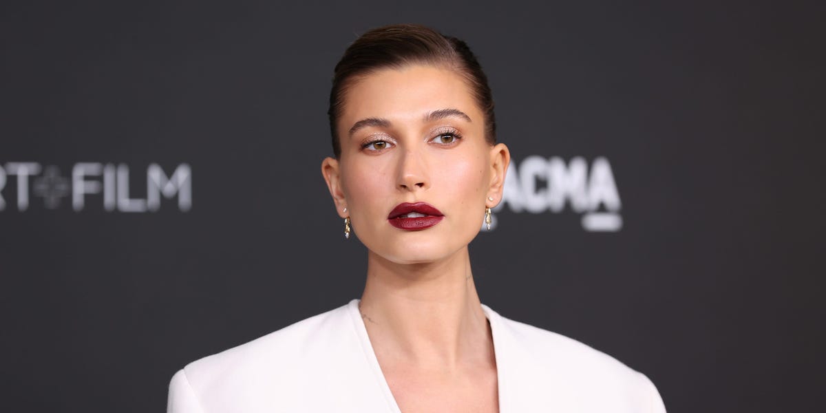 Hailey Bieber ya está "en casa y se encuentra bien" tras ser hospitalizada por un pequeño coágulo en el cerebro