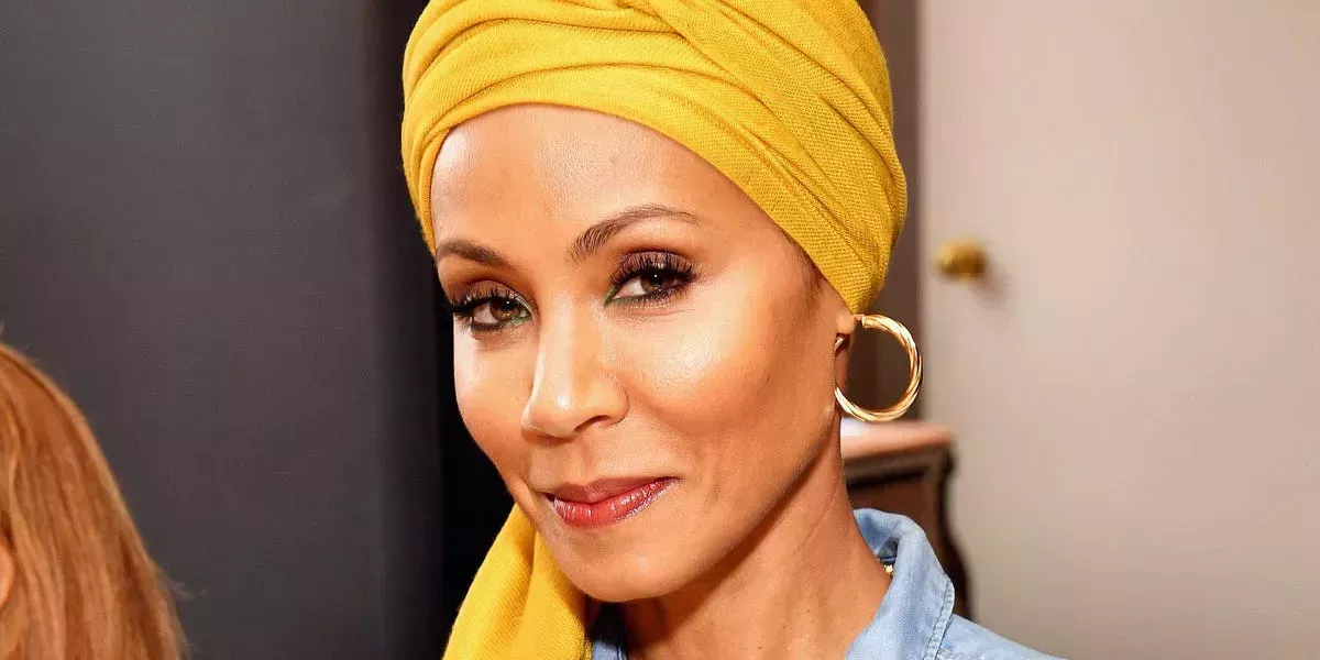 Jada Pinkett Smith nunca mantuvo su alopecia en secreto. Aquí te contamos cómo empezó su pérdida de cabello y cómo la aceptó, en sus propias palabras.