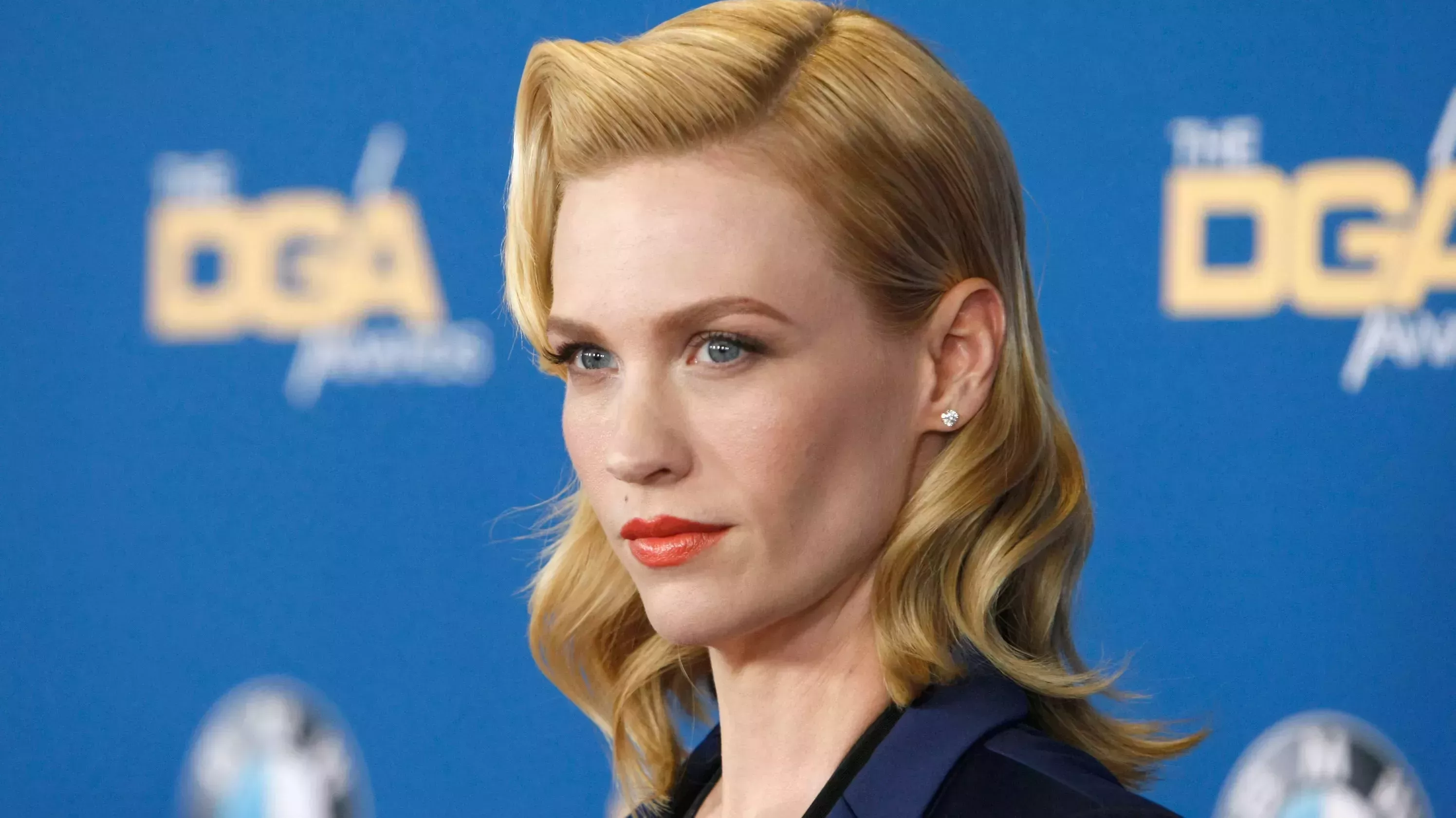 January Jones acaba de hacerse el dramático corte de tazón que una vez lució de niña