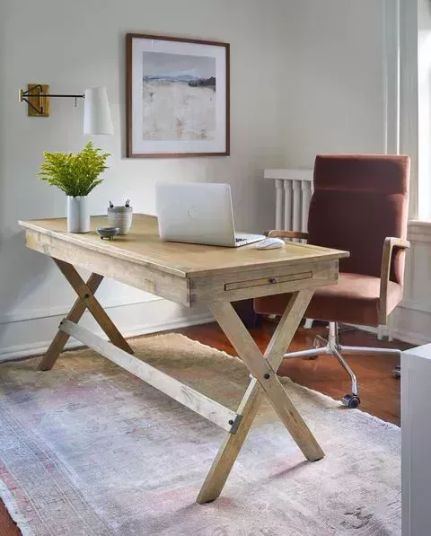 La espaciosa casa de esta diseñadora en Filadelfia demuestra que los neutros no tienen por qué ser aburridos