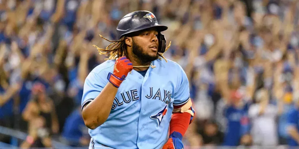 La estrella de los Blue Jays Vladimir Guerrero perdió 22 libras en un mes, según su entrenador que compartió una impactante foto del 'antes y después'